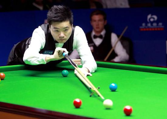 字母哥仅打3分钟伤退！雄鹿多点开花完成18分逆转捍卫主场